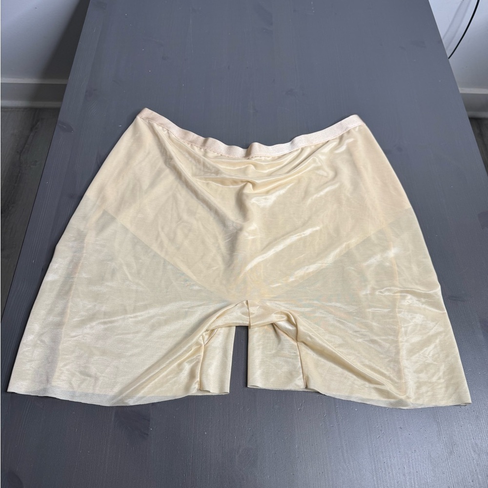 SKIMS Low Back Shapewear Shorts - Picture 2 of 4